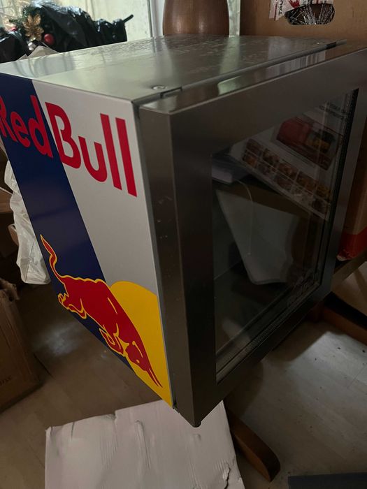 Frigider Red Bull original – minibar cu ușă din sticlă