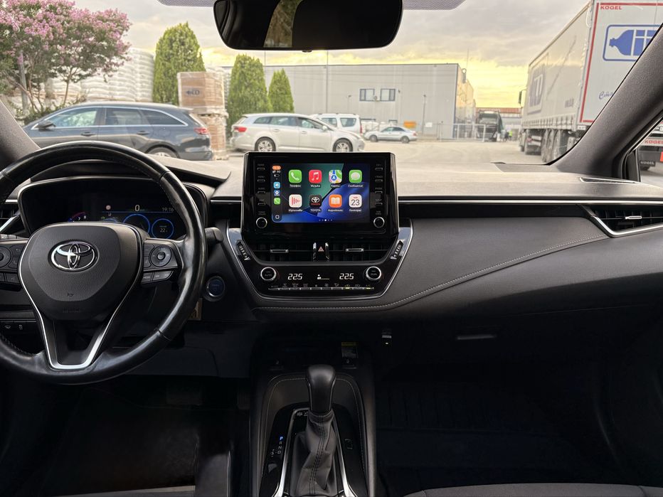 Toyota Corolla 2.0 Бензин Хибрид 184 кс / Bi-Tone