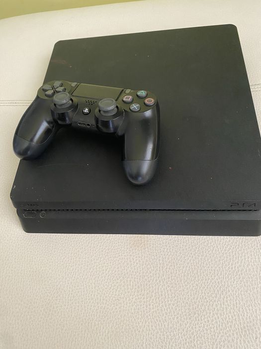 Ps4 slim 1TB     .