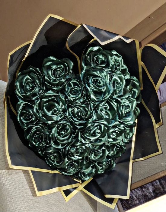 Buchet de 31 de trandafiri din satin realizat manual