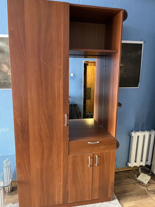 Продам шкаф в хорошем состоянии и стол стеклянный! Все вопросы по тел