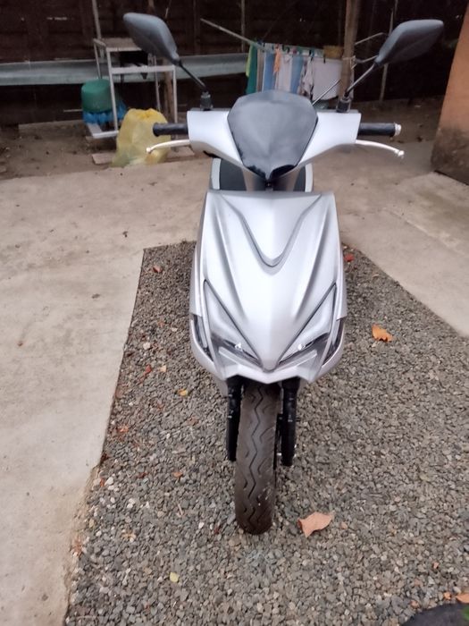 Vând scuter pe benzină cu acte în regulă pret 5500 roni