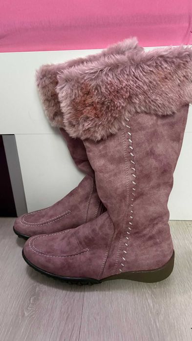 Vand cizme roz, lungi, piele intoarsa