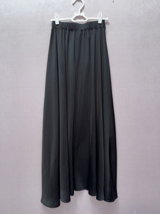 Женская одежда: 3 юбки и 2 платья