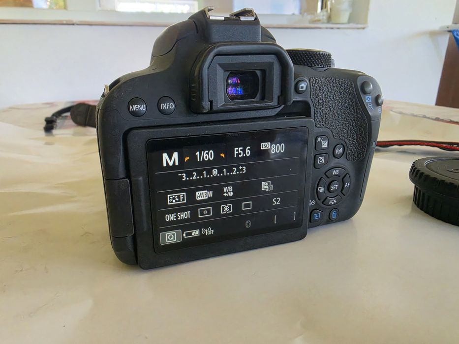 Canon 800d cu obiectiv