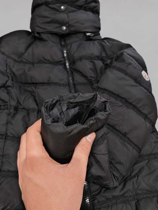 Geacă matlasată neagră Moncler cu glugă detașabilă, mărimea 3