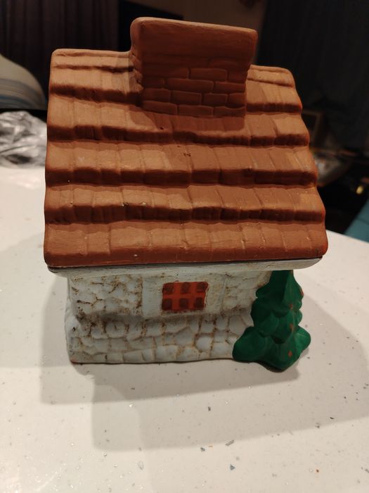 Коледна керамична къщичка ръчно боядисана / кутия за сладки /бисквити