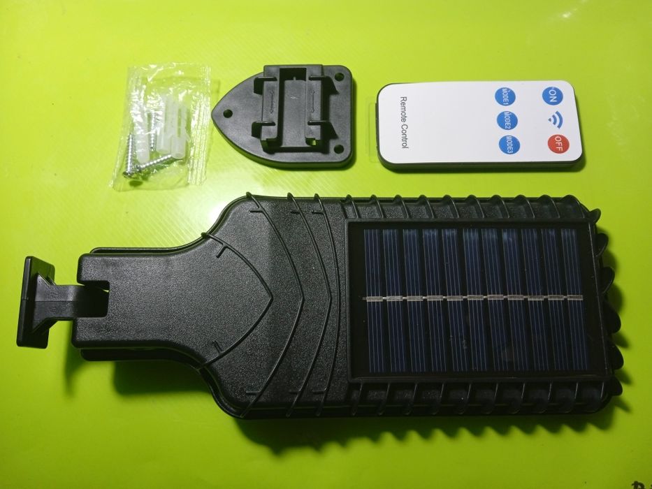 Соларна улична лед лампа с датчик за движение и дистанционно