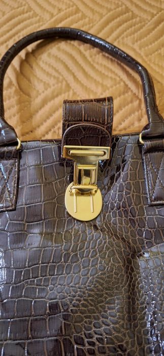 Дамска лачена чанта