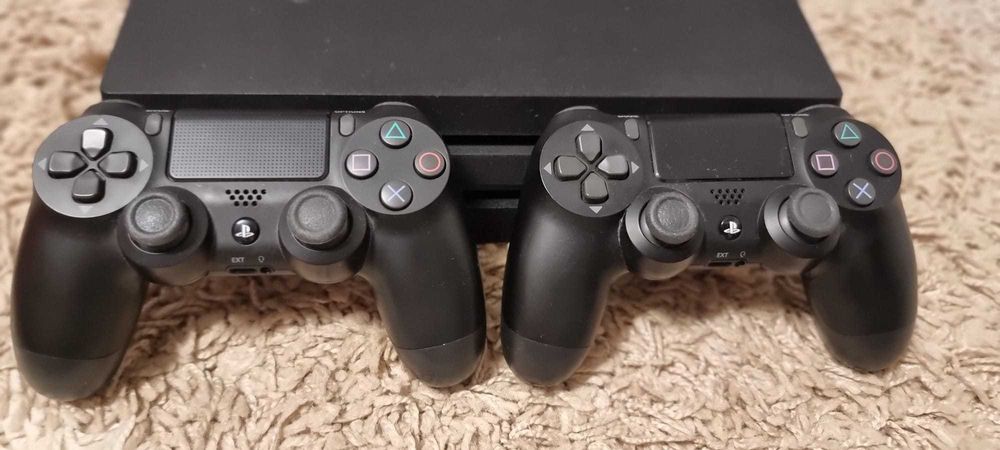 Vanzare PlayStation 4 PRO + 2 Controllere in stare impecabila de functionare.