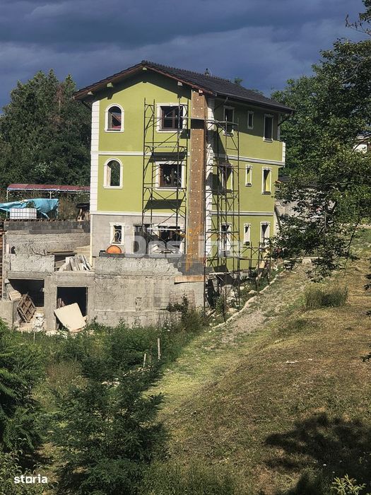 Vila De Vanzare Pe Malul Lacului Cincis