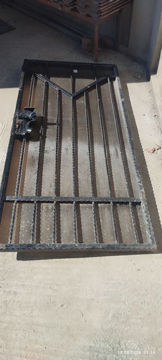 Vând poartă pietonală exterioară, dimensiuni L 185cm, lățime 87cm.Pret 600ron.Stare utilizat.