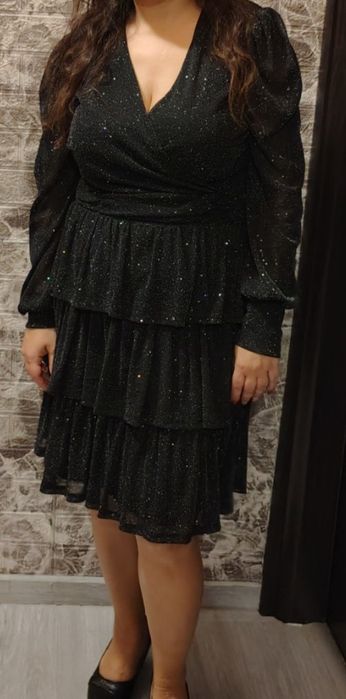 Модерна рокля с блестящи елементи