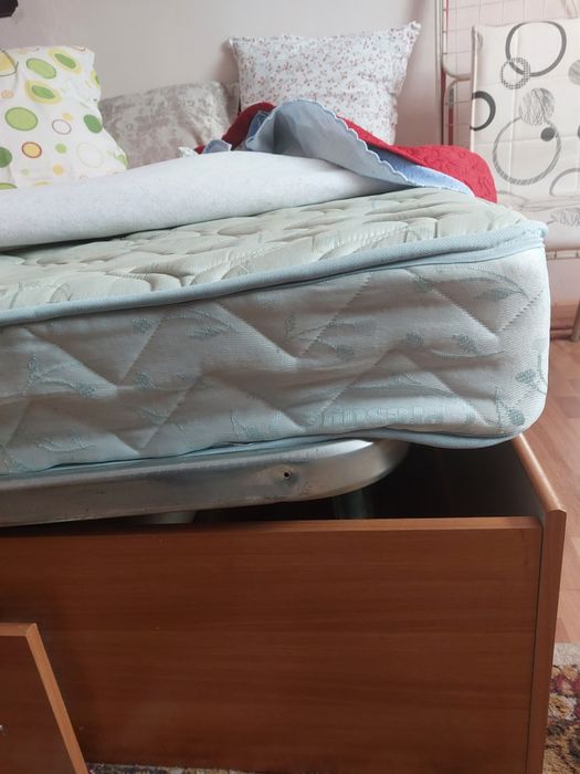 Vând pat dublu cu saltea