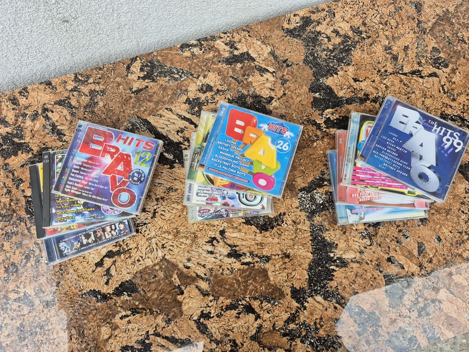 Vând 23 CD muzica usoara mixta Bravo artisti internationalii

- Tot