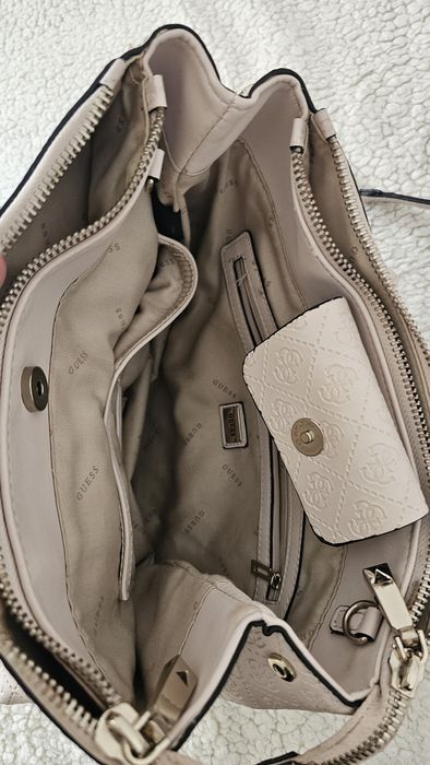 Дамска чанта на марката GUESS