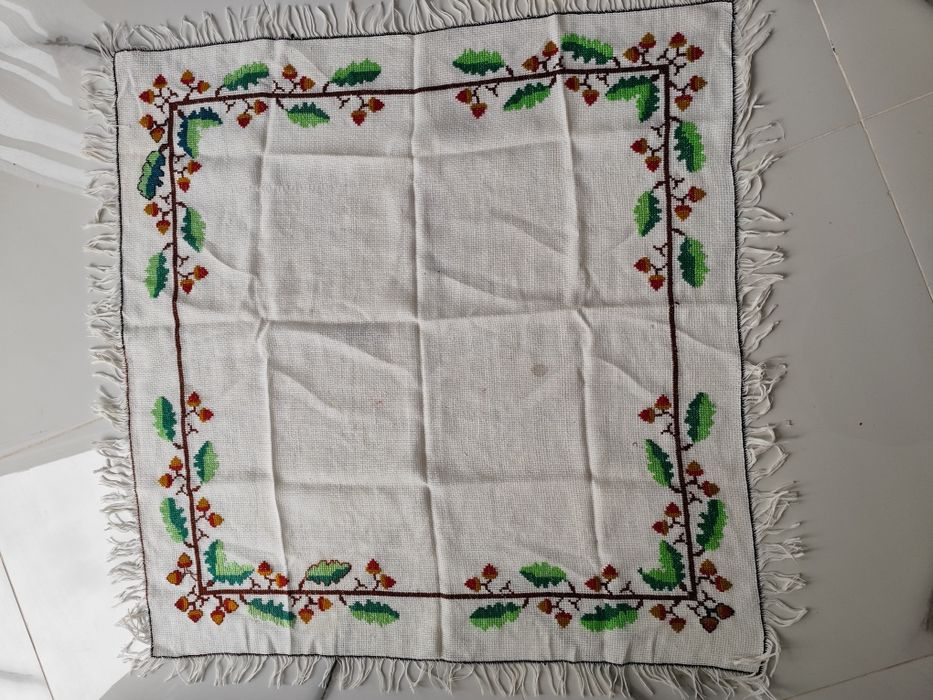 Față de masă cusută manual