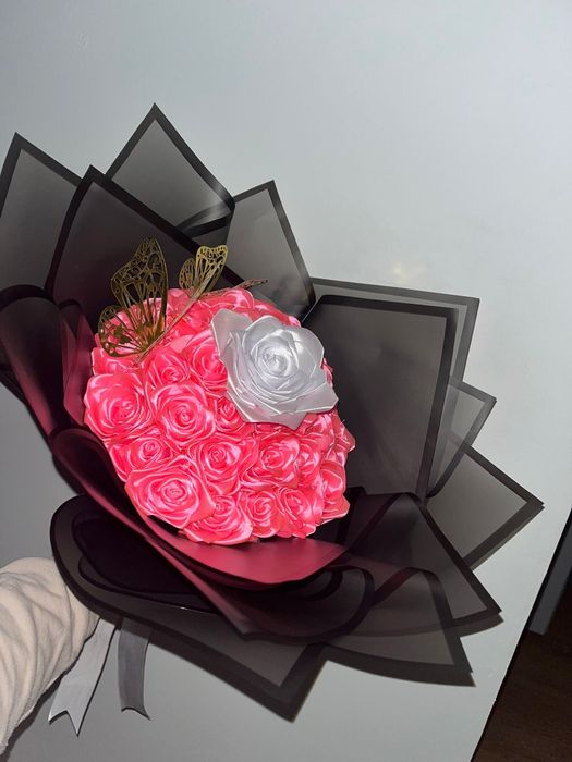 Vând  buchete de trandafiri din satin și săpun