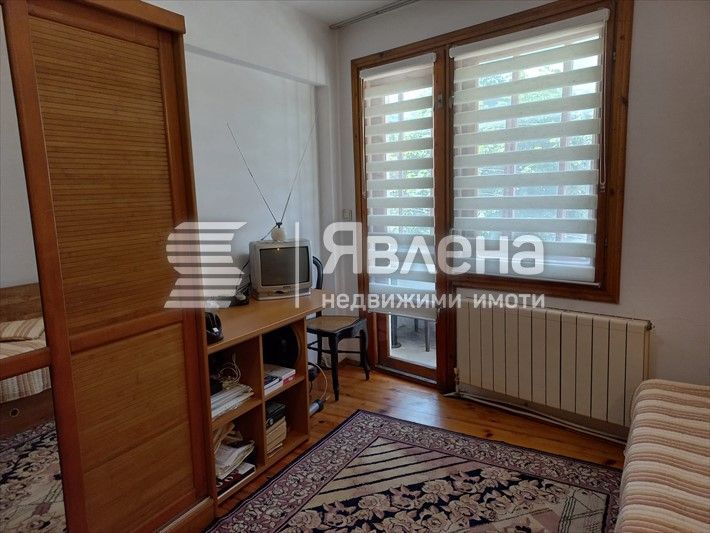 Самостоятелна къща с почти централна локация в Добрич