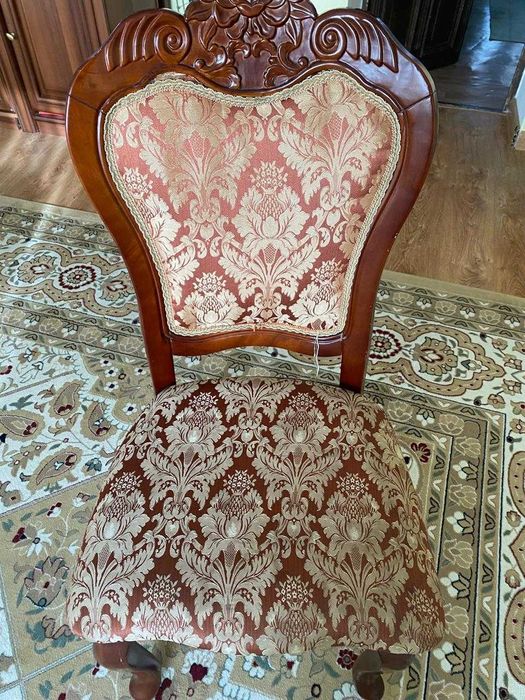 Стол со стульями