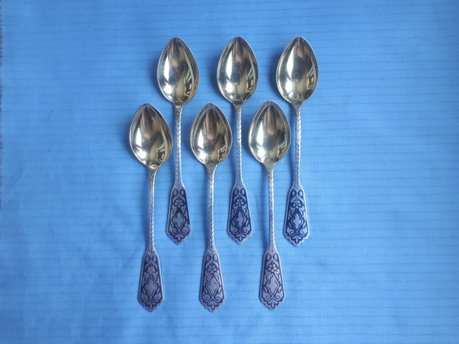 Серебряные чайные ложки.