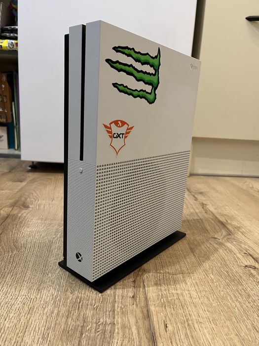 Xbox One S 1TB + Venom станция + Assassin's Creed Odyssey