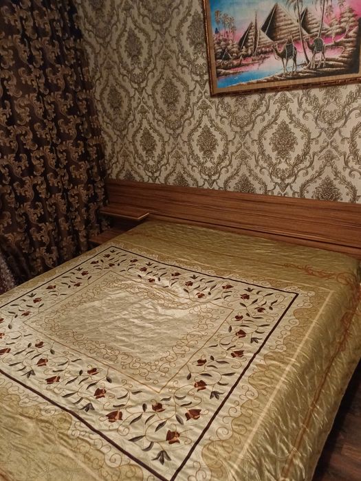 Двуспальная кровать с матрасом.