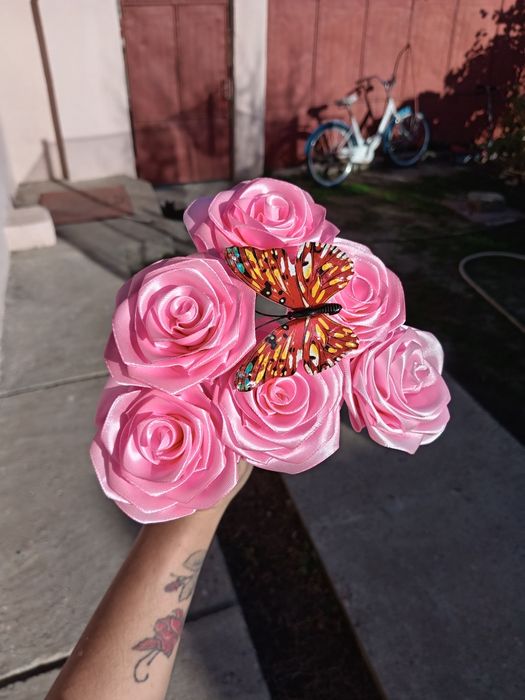 Trandafiri din satin superbi