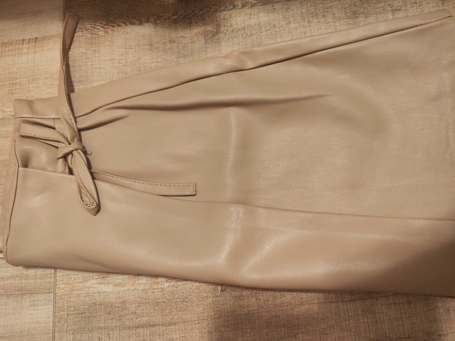 Бежова, кожена пола