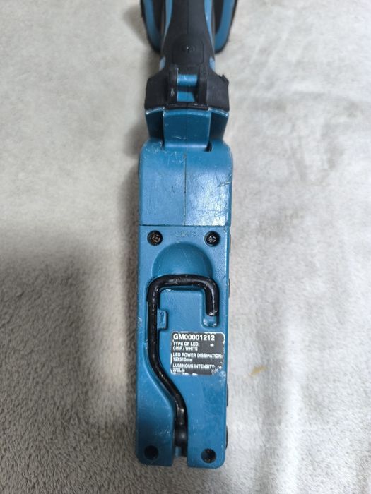 Lanterna Makita DML 801(pentru reparat se aprind doar 6 leduri) se vinde exact ce se vede in poze preț fix