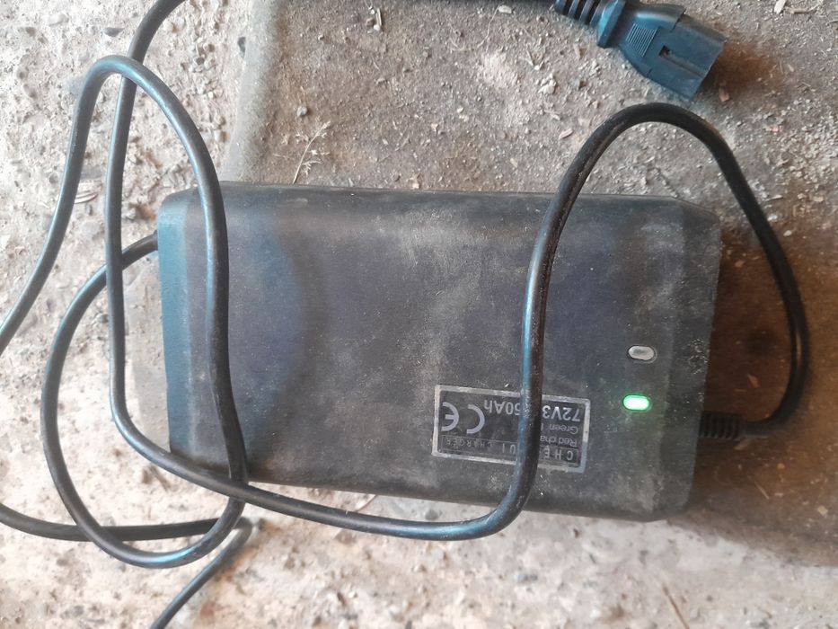 Vind încărcător triciclu electric