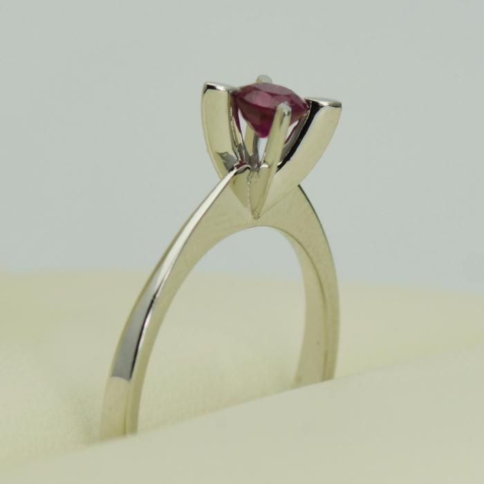 Inel din aur alb cu rubin cod 3751