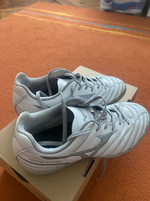 Продавам футболни обувки