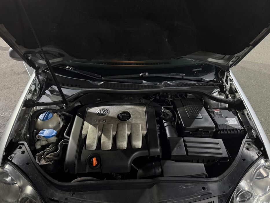 Vand sau schimb Volkswagen Golf 5 preț negociabil pt ca îmi pierde ulei pe la turbo