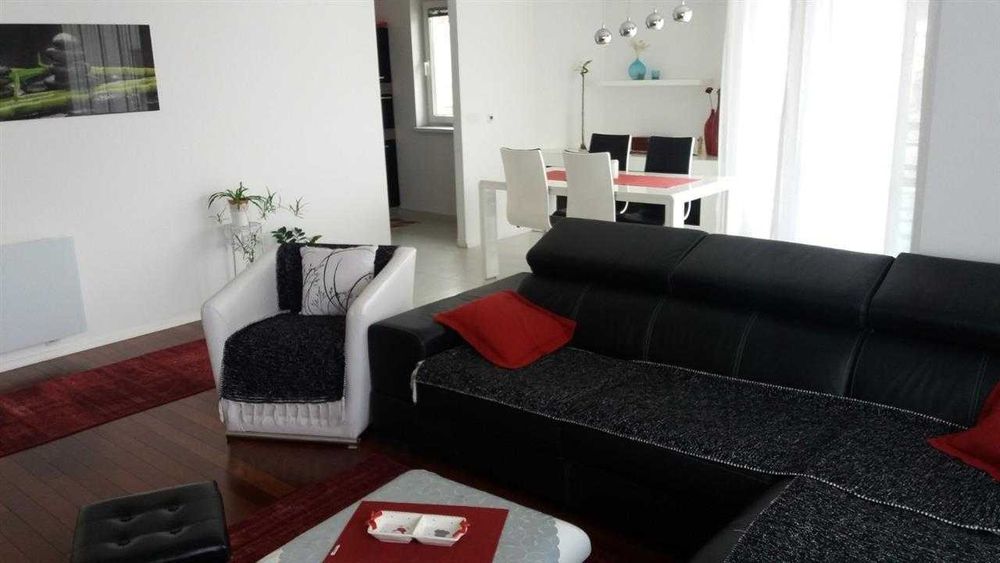 Дава се под наем Двустаен апартамент в Бургас, Център - 57 кв.м за 229.5 € - Снимка #3