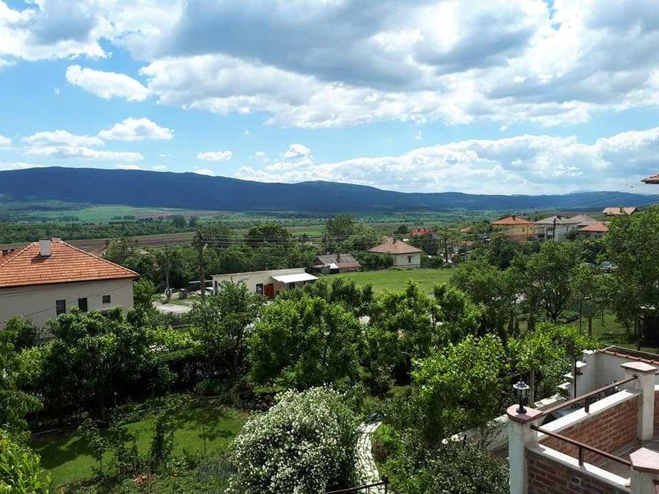 Луксозна къща, оригинална архитектура, строеж 2000 г, напълно обзаведена, 290 кв. м. канализация, асфалтов път