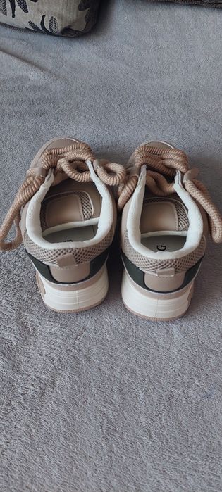 Adidași numărul 38