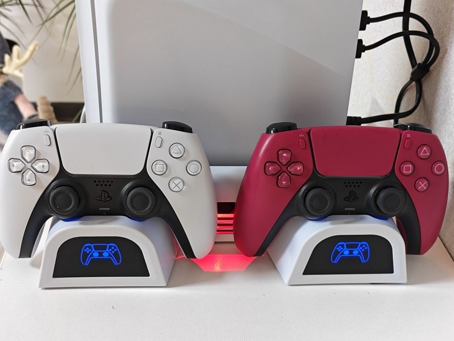 Подставка с зарядкой контроллеров PS5