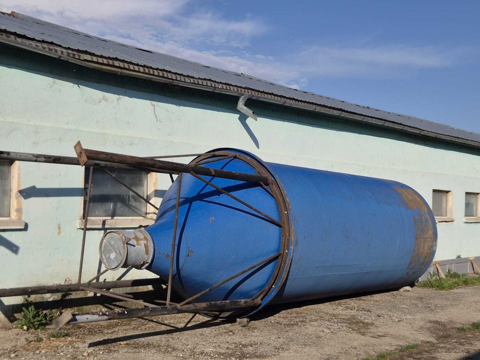 Bazin / Siloz fibră + picioare metalice – 1000€