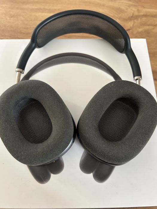 AIRPODS MAX lighting port