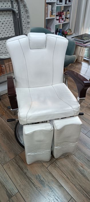 Стол за педикюр с регулиране на височината