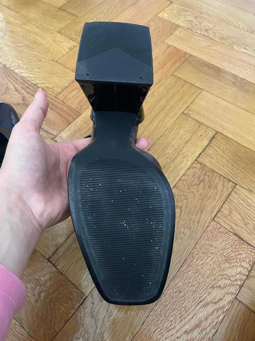 Rochie, pantaloni si pantofi dama (detalii in text)