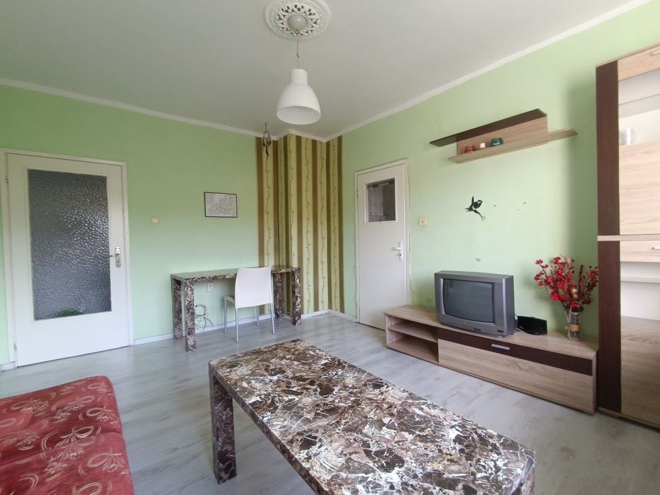 Частно лице отдава под наем 2+кухня