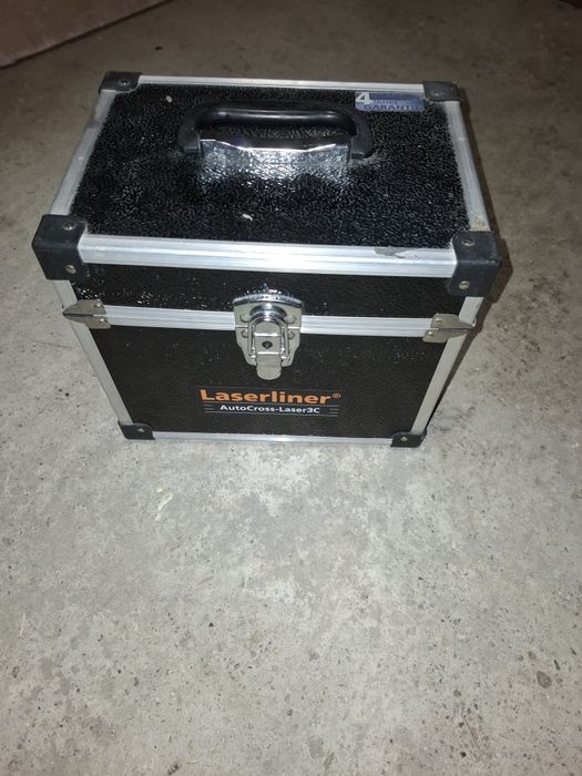 Vand laser nou, fascicul rosu foarte subtire