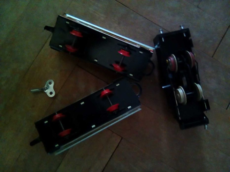 влакче с релси и ключе