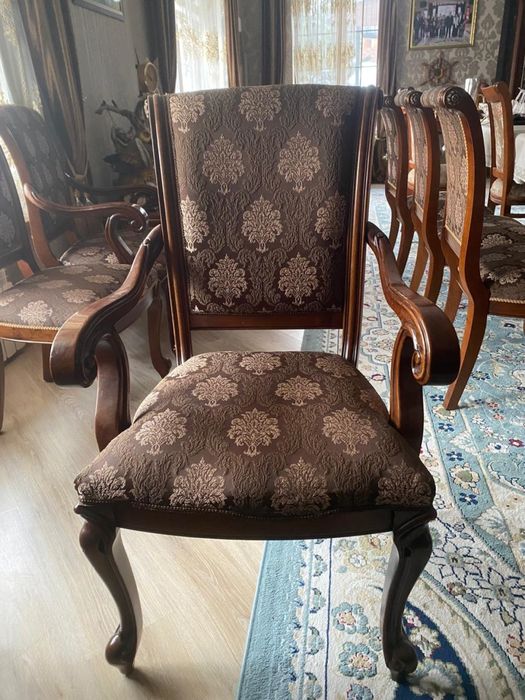 Стол со стульями и диван