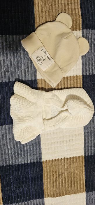 Продам комбинезоны и две шапки