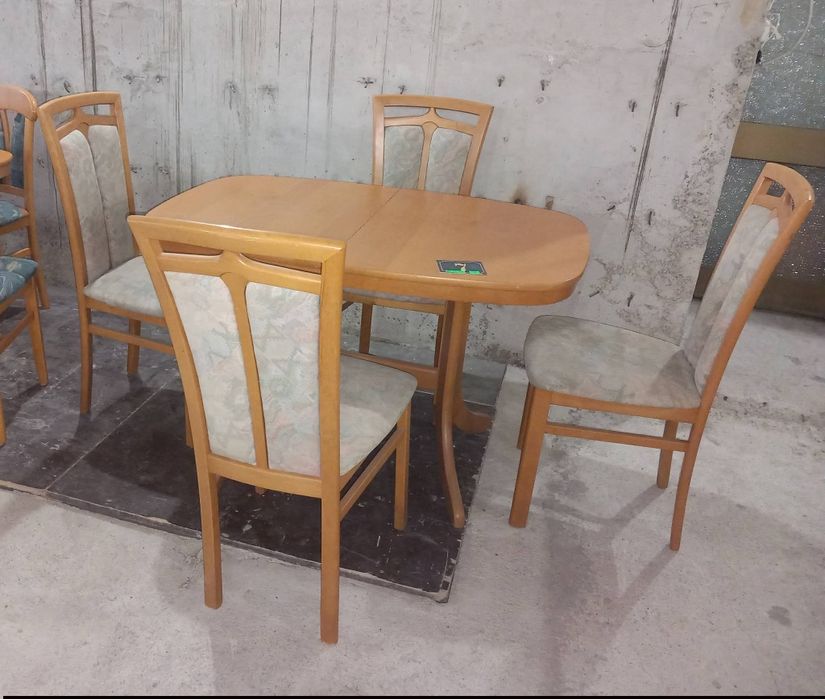 Комплект масивна разтегателна маса с 4 стола.
Внос.
Размери 80/120/160