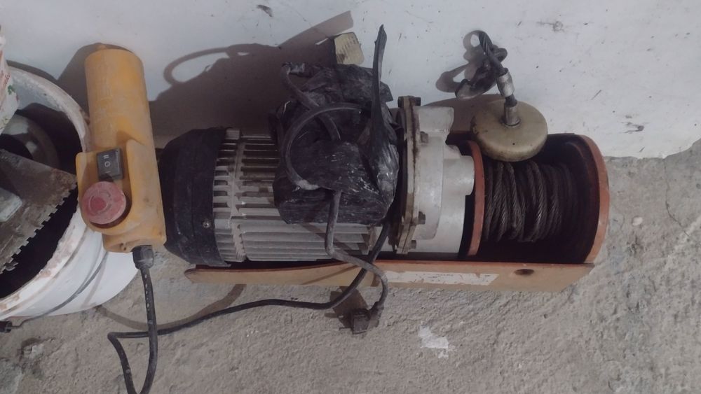 Продавам телфер 1000кг.