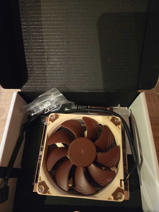 Vând  piese PC, inclusiv placă de bază Gigabyte și cooler Noctua